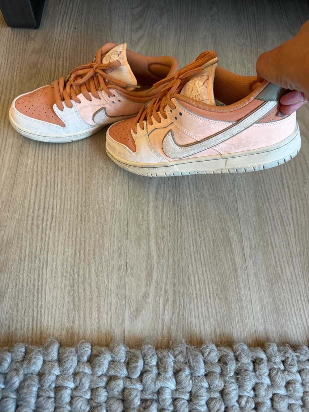 Nike SB Dunk Low Peach/Pink Metallic Swoosh OG box Men’s 9